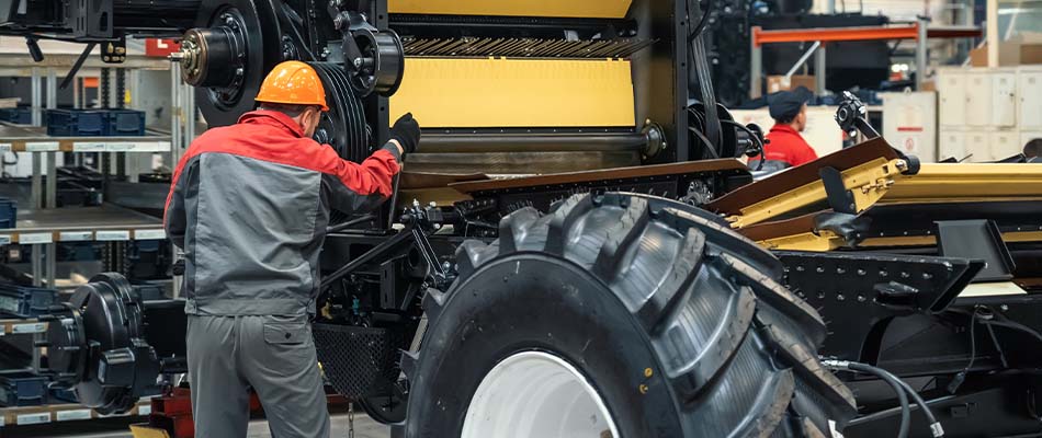 Maintenance of an agricultural harvester. Inspection of the grain separation unit.